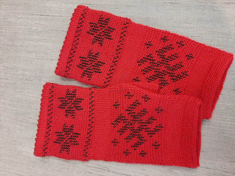 Skaisti sieviešu puscimdi ieadītām pērlēm. Sarkani vilnas cimdi.