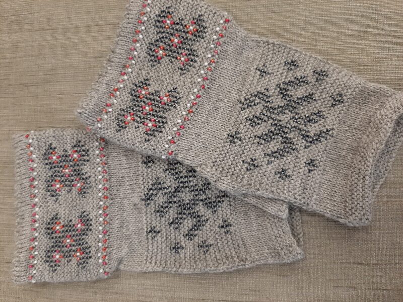 Skaisti sieviešu puscimdi ieadītām pērlēm. Pelēki smalkas vilnas cimdi.