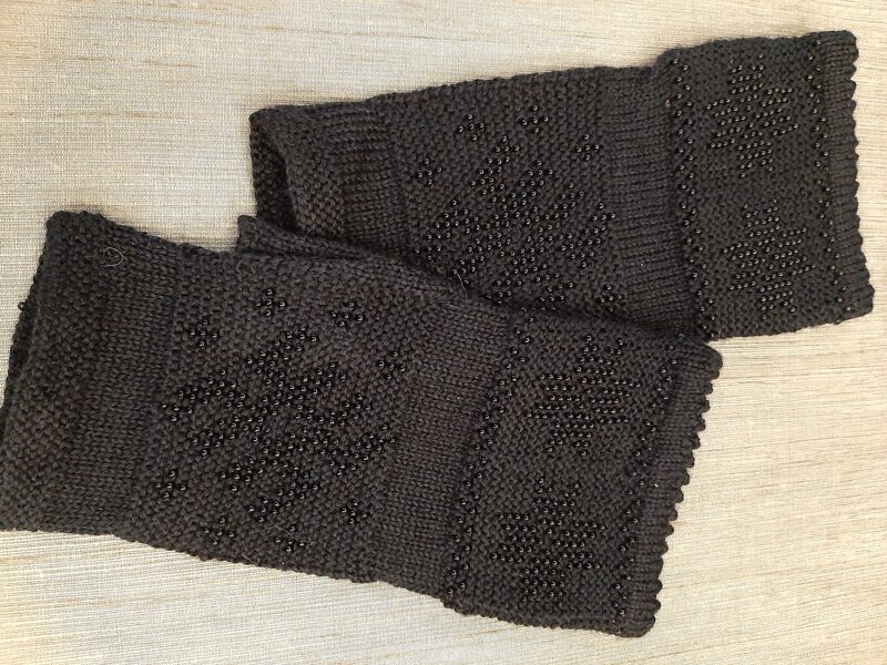 Skaisti sieviešu puscimdi ieadītām melnām pērlēm. Eleganti  vilnas cimdi. Puscimdi.