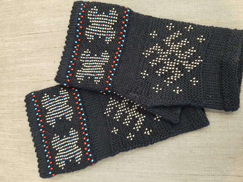 Skaisti sieviešu puscimdi ieadītām pērlēm. Melni vilnas cimdi. Puscimdi.