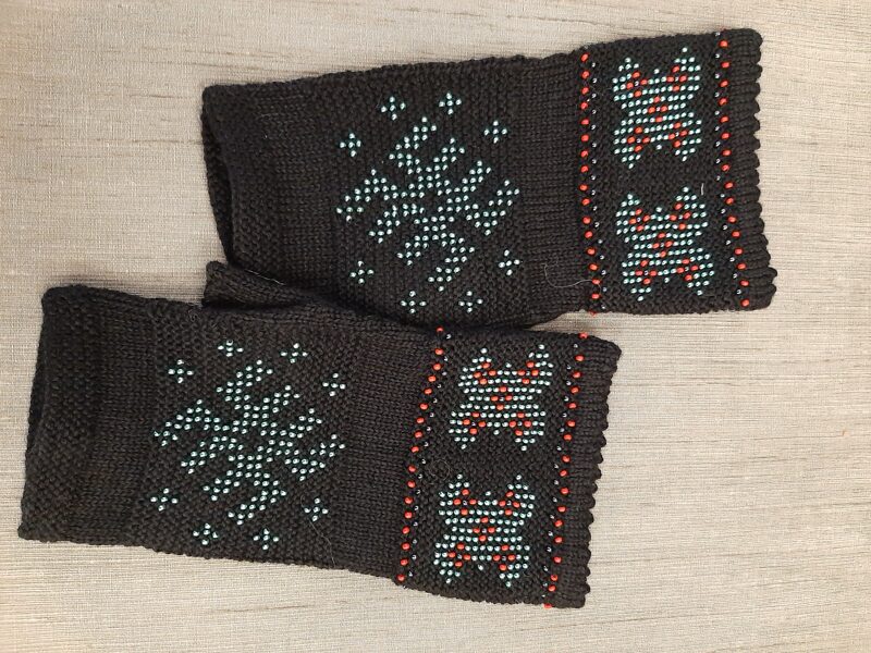 Bezpirkstu sieviešu cimdi rokām adīti. Puscimdi melni ar pērlēm.