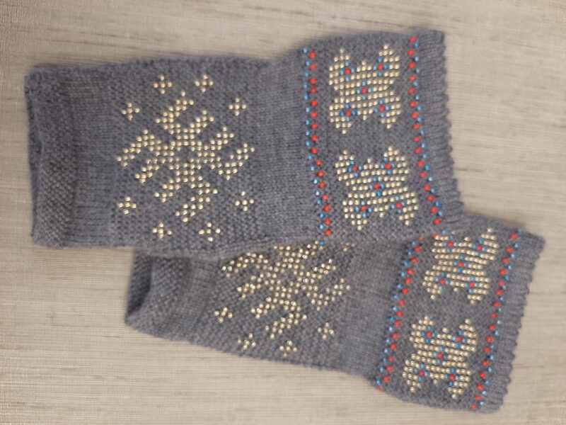 Bezpirkstu sieviešu cimdi rokām adīti. Puscimdi ar pērlēm.