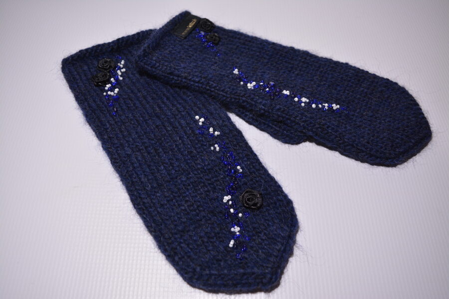 Pasūtījums. Smalki izšūti cimdiņi ar pērlītēm. 