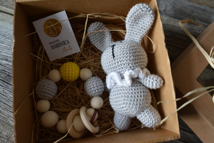 LaLu dāvanu komplekts "Pelēkais zaķis" mazulim. Rotaļlieta pelēks zaķis un grabulis graužam riņķis. Pieejami dažādās krāsās. 