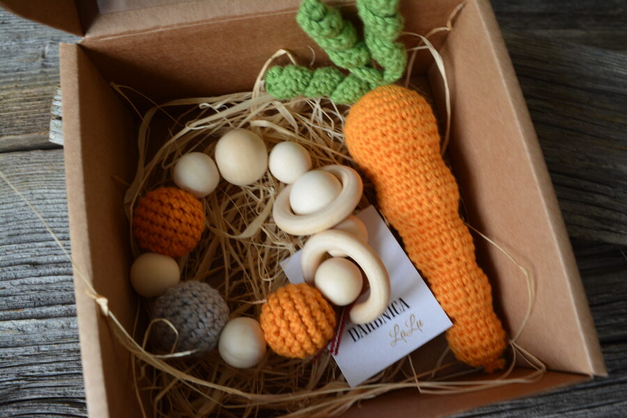 Lalu dāvanu komplekts "Gardais burkāns" mazuļiem.  Grabulis burkāns un grabulis graužam riņķis oranža un pelēka krāsā. 