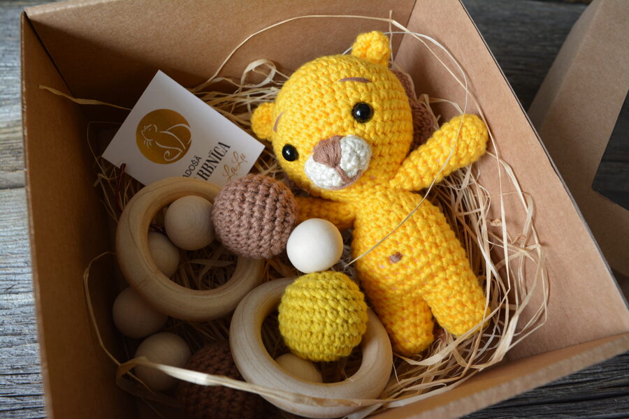 LaLu komplekts bērniem "Rotaļīgais lauvēns" Rotaļlieta lauviņa un grabulis graužam riņķis mazuļiem. Dzeltena, brūna krāsas. 